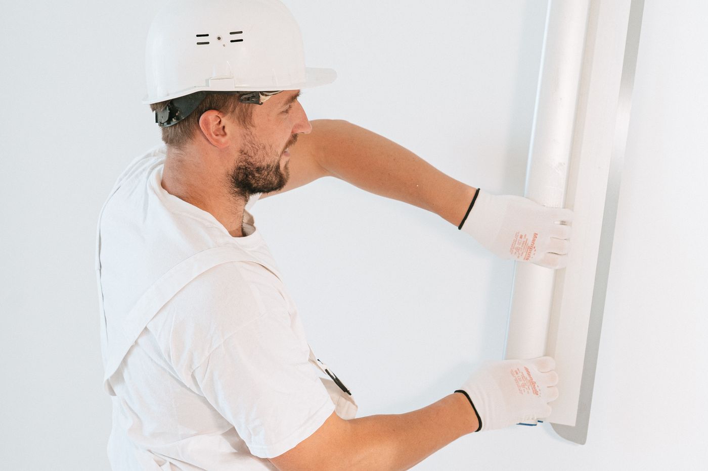 Montagearbeit an einer Trockenbauwand